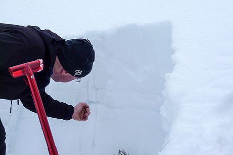 Blick in die Schneedecke am Nordhang des Schwarzkogel 