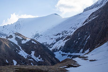 Die Schlucht - rechts entlang der Straße müssen wir hinein.