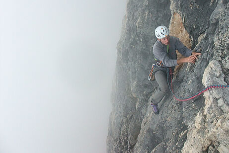 In der Brentagruppe oder der Palagruppe in den Dolomiten erschweren oft ab Mittag hereinziehende Nebelschwaden die Orientierung.