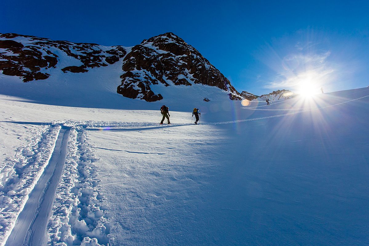 Kurz nach dem "Anfellplatz" unterhalb des Skigebiets geht es kurz etwas steiler hinauf in die Sonne. 