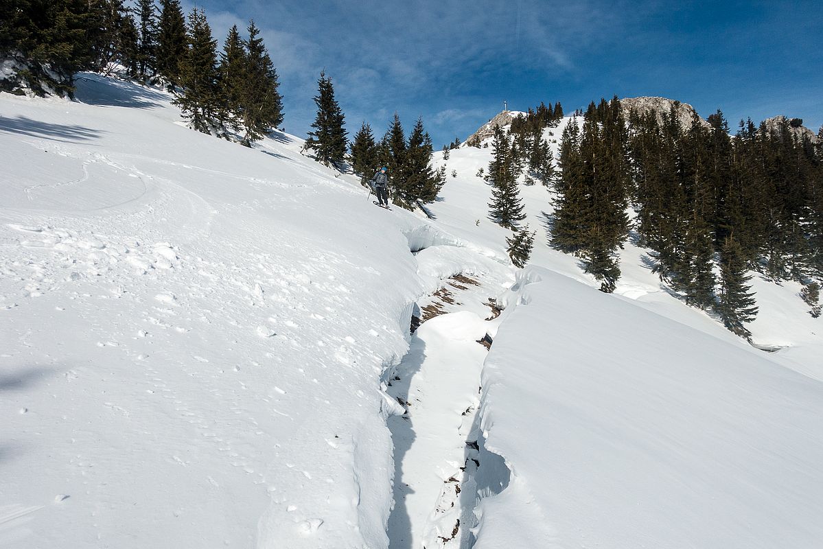 Vorsicht Gleitschneespalten am Wildalpjoch - teils bis zu 3 m tief.