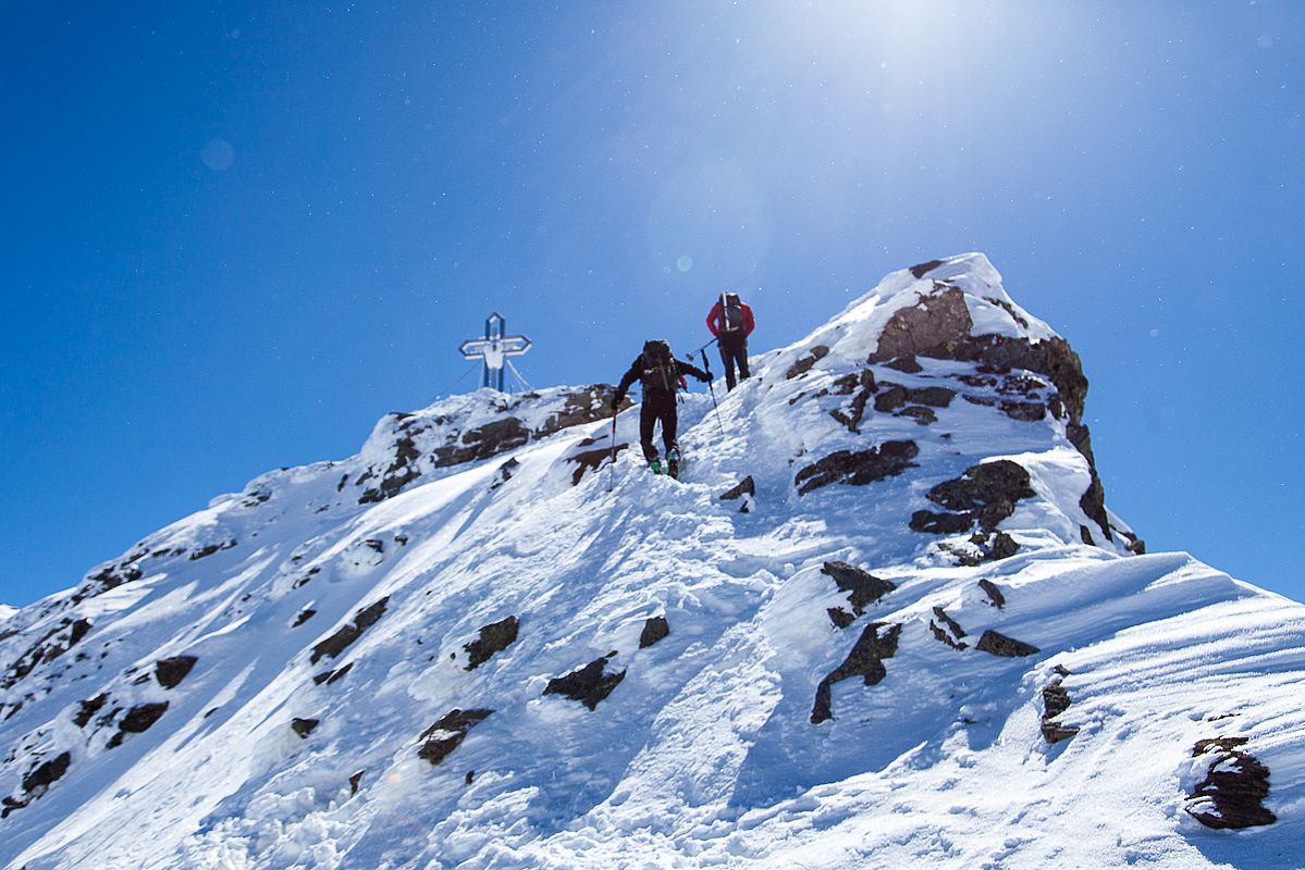 Der Gipfelanstieg ist einfach und problemlos ohne Steigeisen machbar. Hier der Blick vom Skidepot auf die letzten 20 Höhenmeter. 