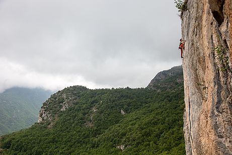 Technisch anspruchsvolle, grandiose Linien warten an der Rocca di Garda oberhalb von Veravo