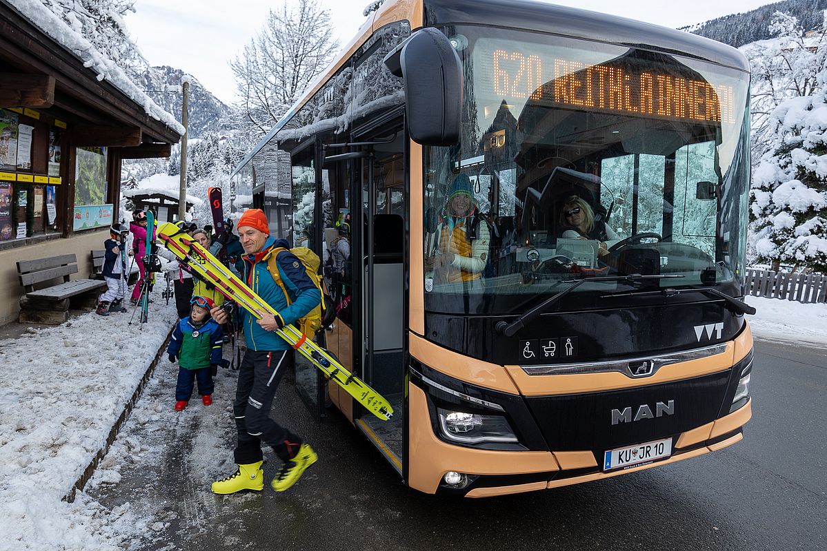 An der Bushaltestelle in Inneralpbach gehts los