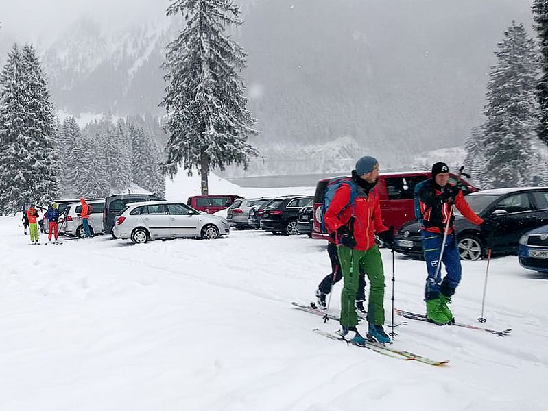 Geschlossene Schneedecke schon am Parkplatz