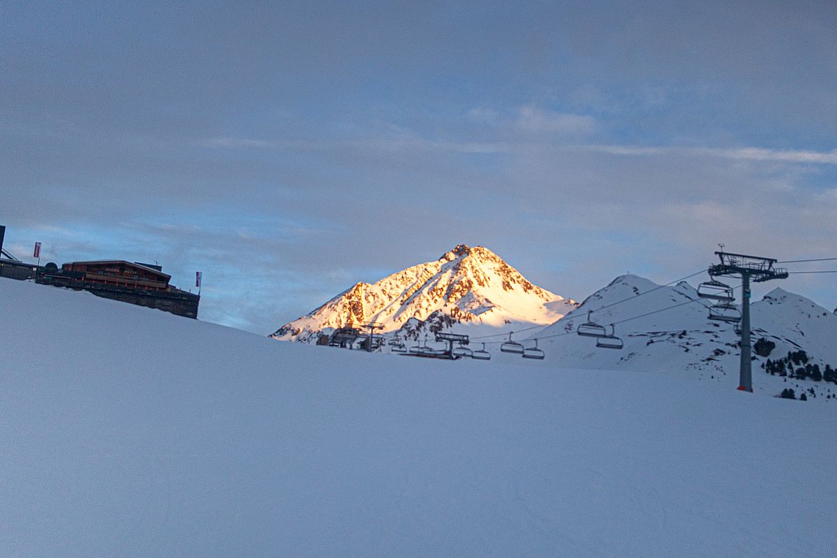 Sonnenuntergang an der Bergstation der Skipiste