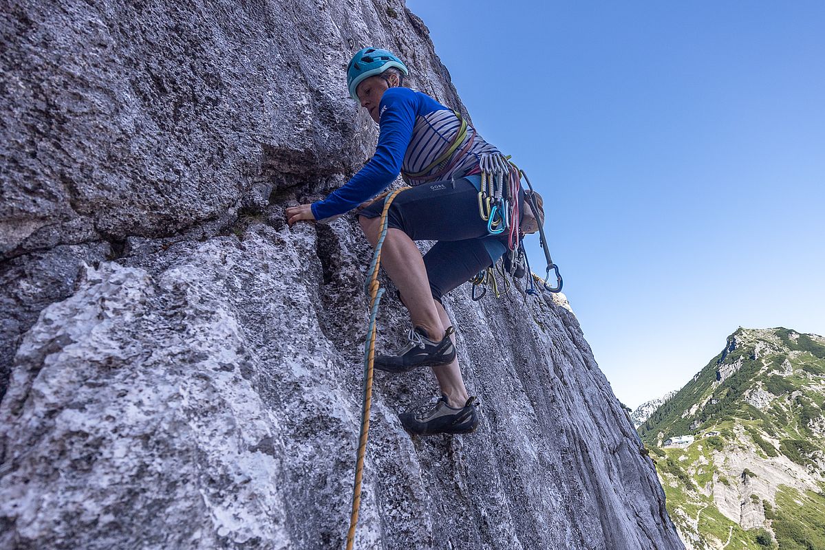 Schwieriger Quergang am Beginn der 4. Seillänge