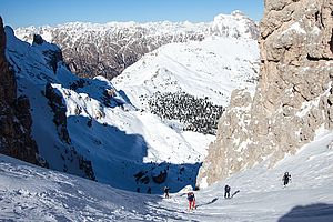 Aufstieg zur Roa-Scharte, im Hintergrund Kreuzjoch und Peitlerkofel