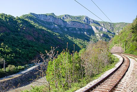 Unendliche Felsriegel bei der Anreise von Sofia mit dem Zug nach Vratza