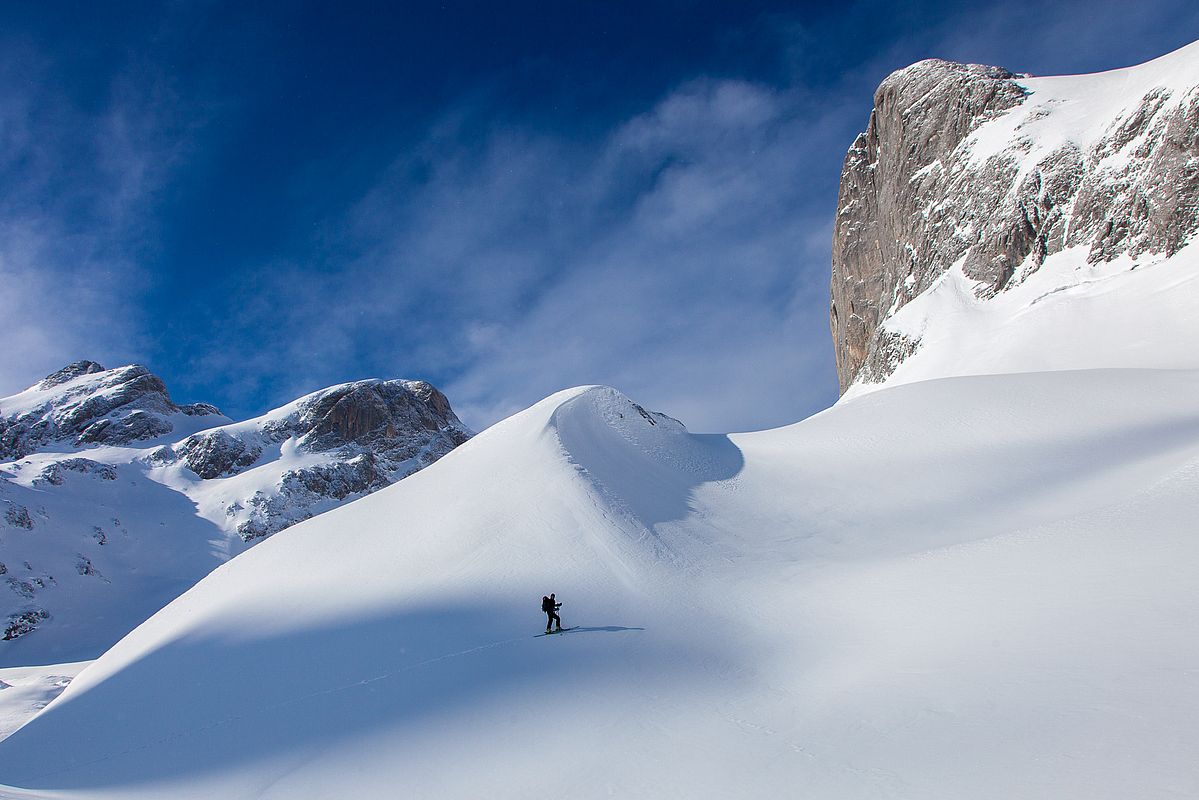 Bis zum Fuß der Torsäule ist die Schneedecke noch relativ wenig vom Wind beeinflusst 