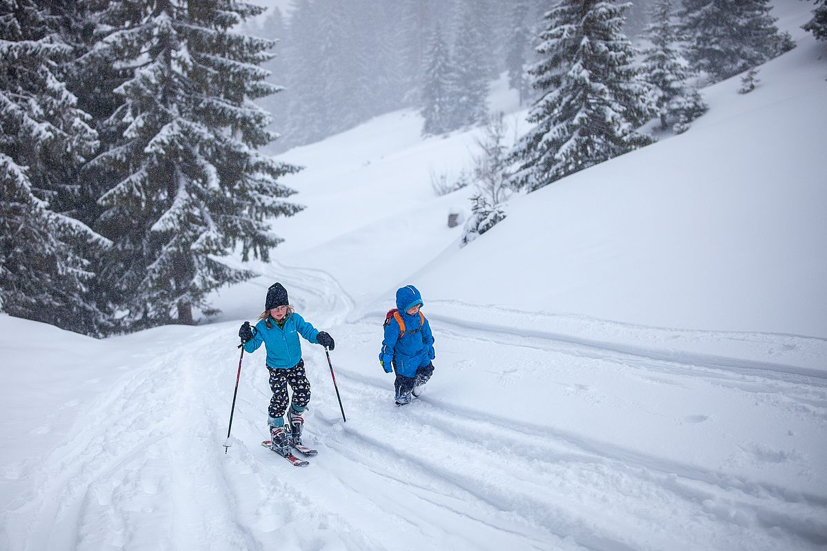 Knietiefer Pulverschnee an der Rötensteinalm