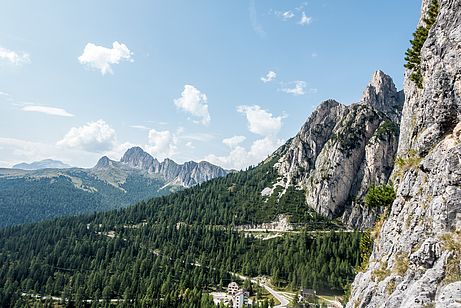 Auftakt am Falzaregopass - Blick zum Hexenstein (rechts) aus der Südwestwand des Coston d'Averau.