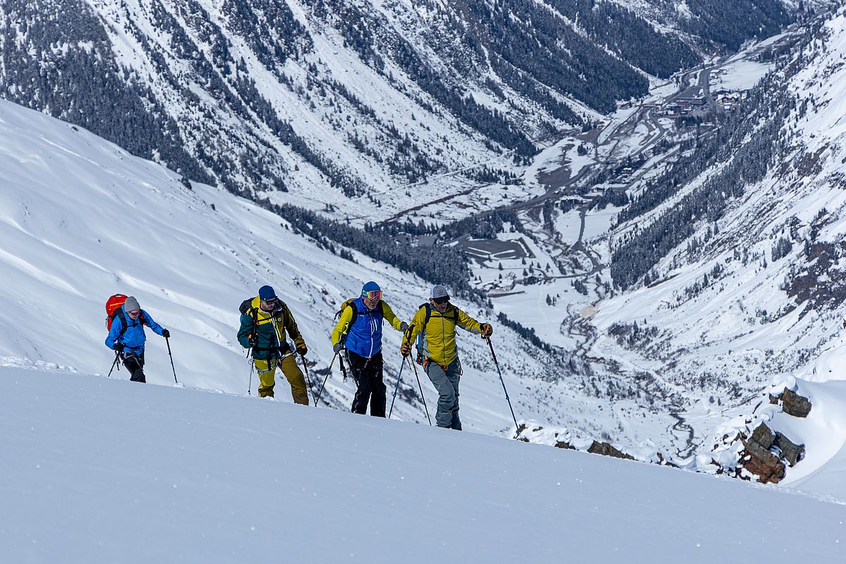 Vom Gipfelhang hat man einen Tieflbick bis ins Pitztal