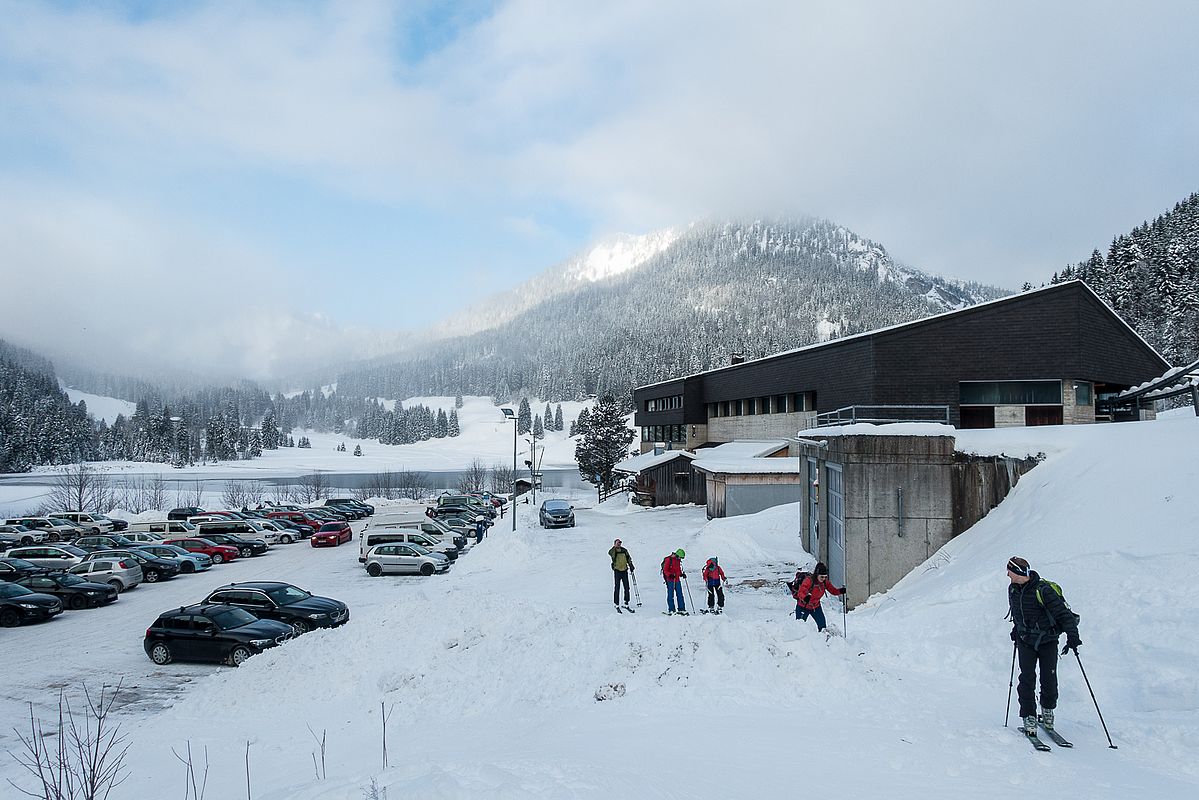 15-20 cm Pulverschnee mit Unterlage am Parkplatz.