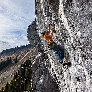 Stefan Rehm in seiner Route "Breaking the waves" (9+) an der Krettenburg