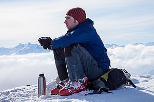 Essen und Trinken auf Skitour - - warmer Tee ersetzt die im Aufstieg verbrauchte Flüssigkeit.