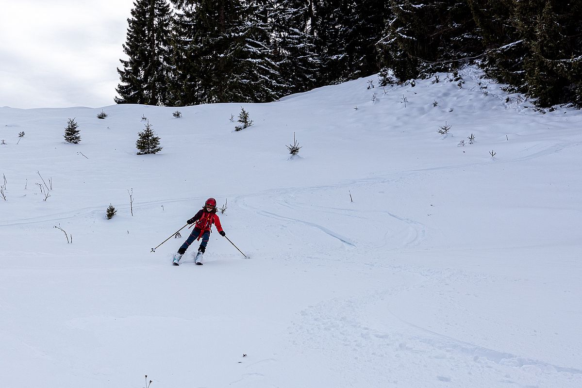 Abfahrt in teils etwas schwerem Schnee - aber Fiona schwebt drüber