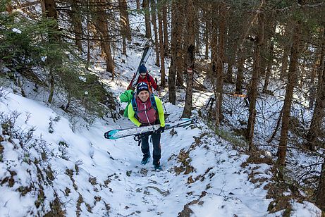 Durch den Wald müssen die Ski kurz getragen werden