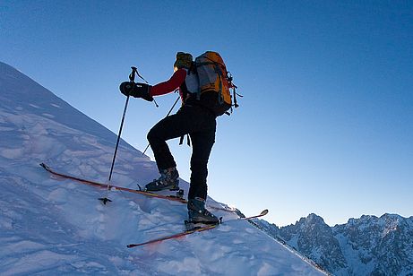 Umsetzen der Stöcke: Der vormals bergseitige Stock wird unterhalb des gedrehten Skis gesetzt, der andere weit oben.