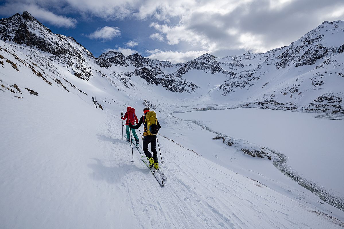 Etwas lästig an dieser Route ist die Querung des Stausees - zum Glück müssen wir hier nicht mehr runter 