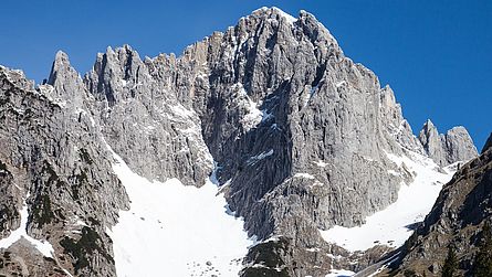 Die Karlspitze von Süd-Südosten - rechts die Ostwand