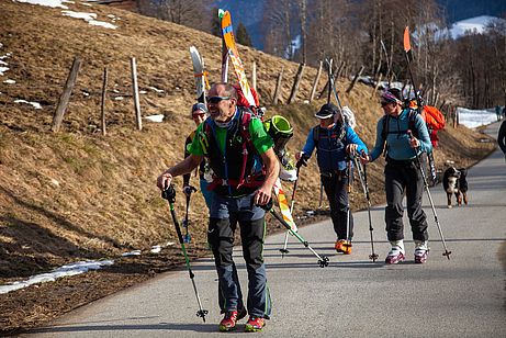 Mit Ski am Rücken geht es 300 Höhenmeter über den Südhang hinab ins Ridnauntal