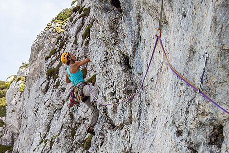 Eine der wenigen Bohrhakenrouten an der Benediktenwand ist die "Cavemen" (7)