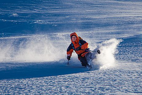 Wer im bauchtiefen Schnee talwärts brausen möchte, sollte eine hochwertige Hardshell-Hose verwenden