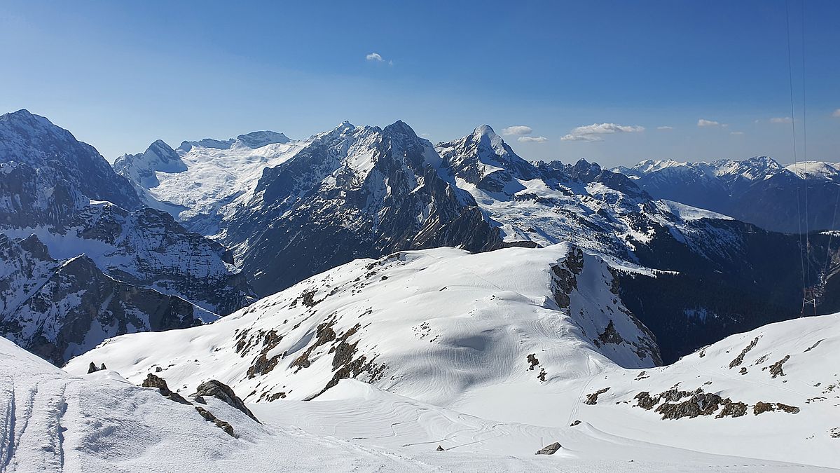 Blick übers Frauenalpl zur Zugspitze und Alpspitze