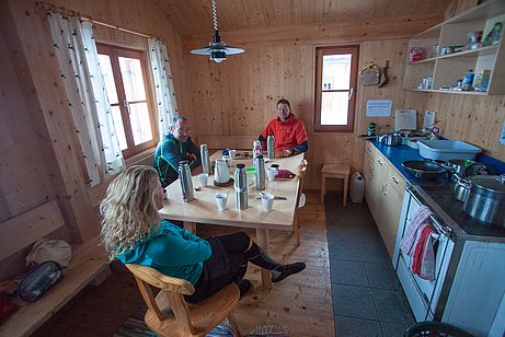 Komfortable Einrichtung am Winterraum der Hanauer Hütte.