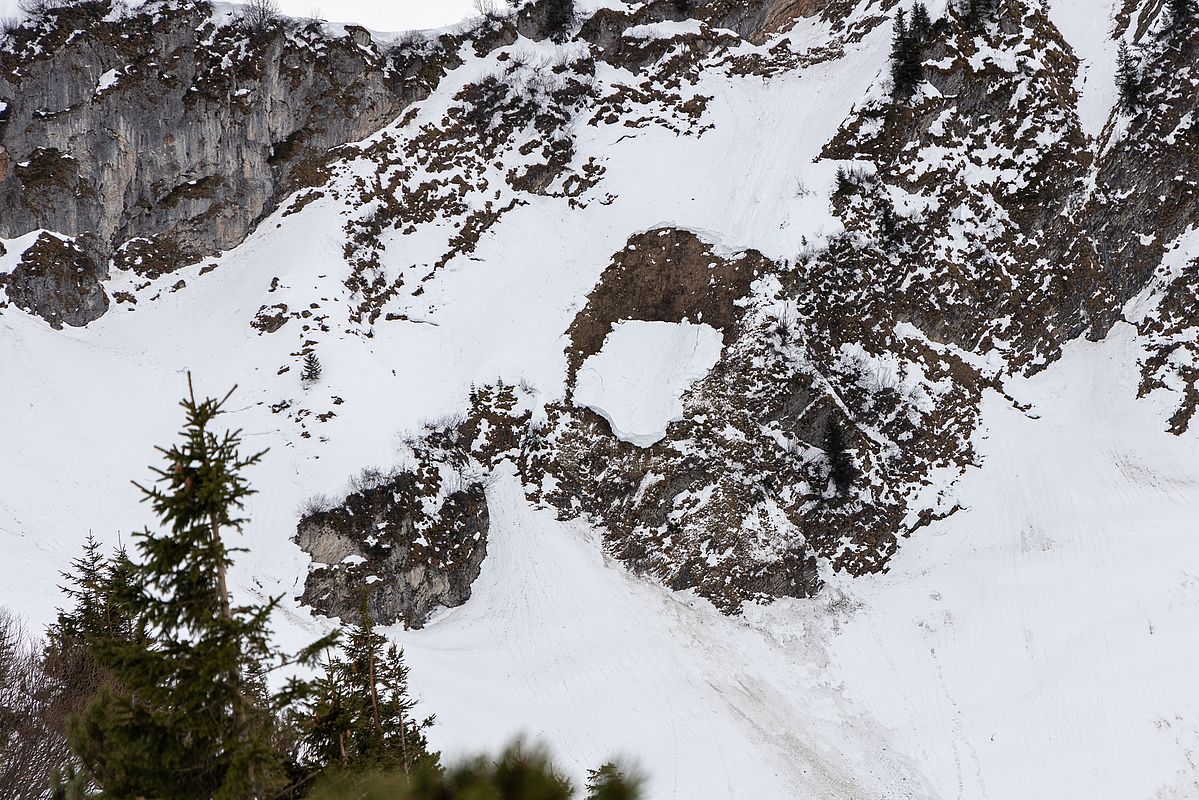 Und in der Ostflanke des Lämpersbergs hängt noch ein Gleitschneetafel absturzbereit...