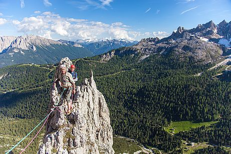 Am Gipfelgrat des Campanile Gardeccia, hoch über dem Vajolettal.