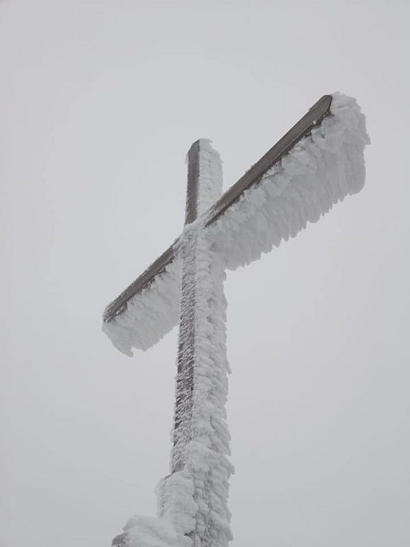 Panoramablick mit dick verreiftem Gipfelkreuz der Lacherspitze