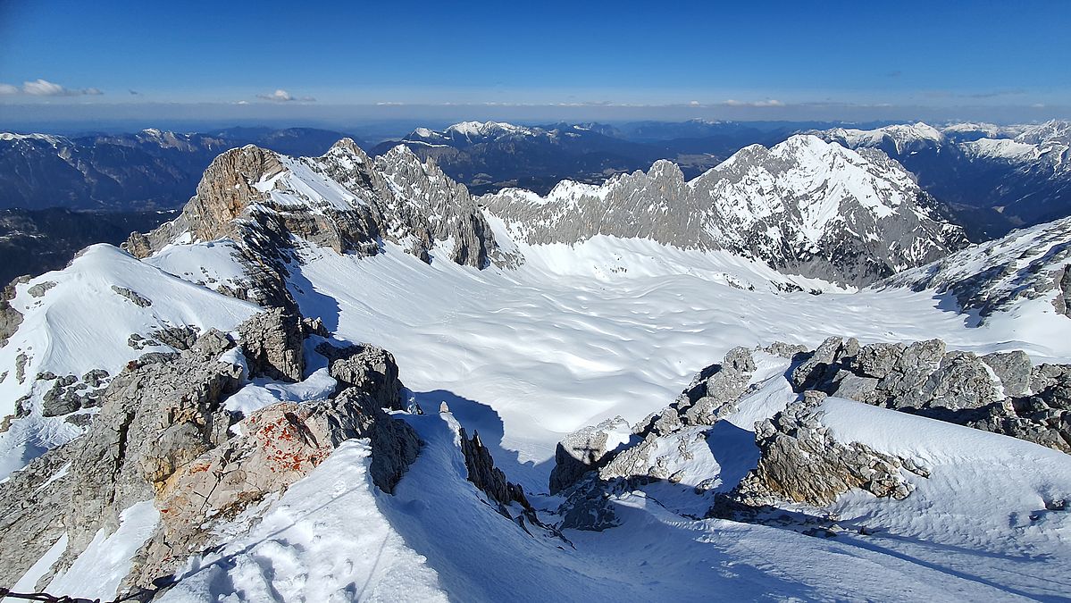 Blick zurück übers Platt zur Meilerhütte. Im Hintergrund die letzten Schneereste auf Wank-Fricken-Bischof