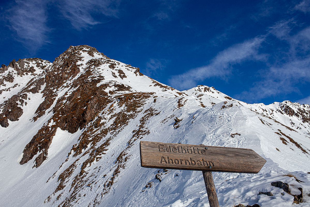 Blick vom Skidepot zum Gipfel