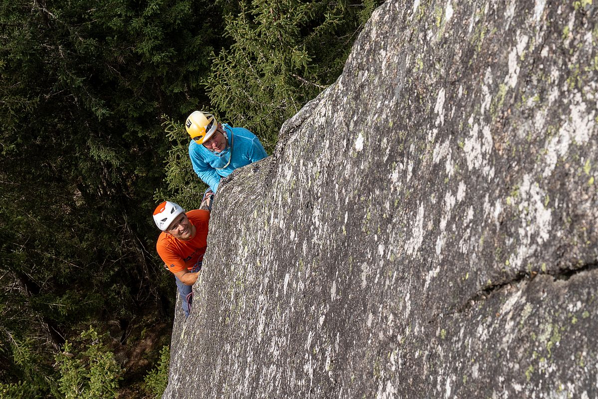 Blick aufs "Adlernest" - der luftige Stand nach der 2. Seillänge der gleichnamigen Route