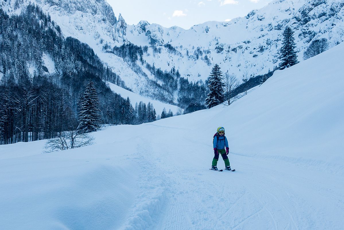 Abfahrt entlang des präparierten Winterwanderwegs von der Griesneralm zum Parkplatz. 