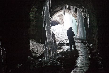 Vereiste Tunnels an der Straße von Brennerbad zur Wechselalm.