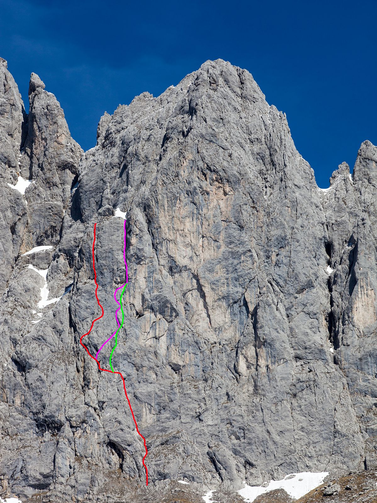 Wandfoto der Leuchsturm-Südwand im Wilden Kaiser mit dem Verlauf der Kletterroute Kaiserschmarrn