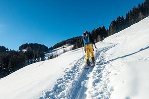 In der Sonne wird der Schnee an steileren Stellen schon recht feucht. 