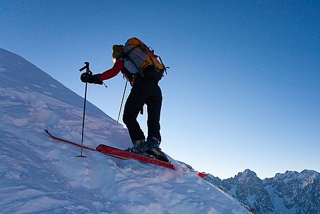 Gewichtsverlagerung auf den nun bereits gedrehten Ski und Anheben des anderen Skis.