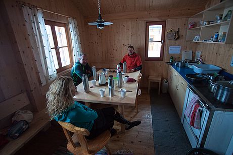 Niveau einer guten Ferienwohnung - der Winterraum der Hanauer Hütte.