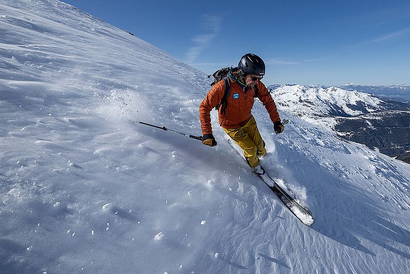 Etwas windbearbeiteter Schnee direkt am Kamm