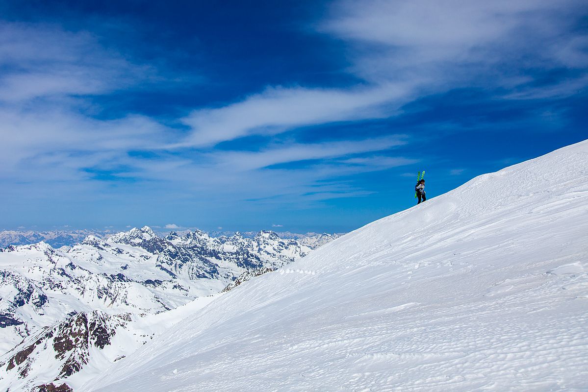Bei guten Verhältnissen kann man die Ski auf den Gipfel mitnehmen. 