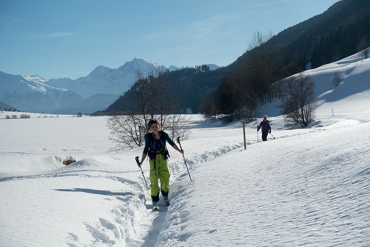 Rückmarsch entlang des Haidersees nach St. Valentin - hinten steht der Ortler.