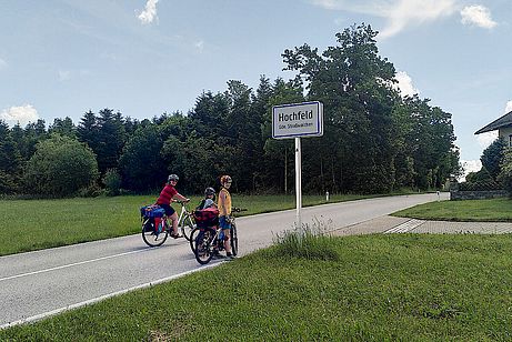 Das Hochfeld zwischen Straßwalchen und Vöcklabruck ist mit 670 m der höchste Punkt und die Wasserscheide zwischen Inn und Traun