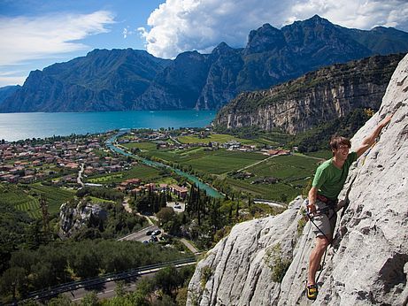  Fantastische Aussicht auf Torbole und den Gardasee.