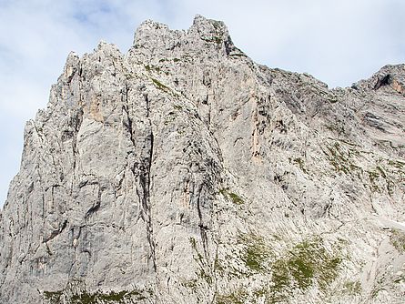 Die Karlspitz-Ostwand - rechts der steile Karlspitzpfeiler