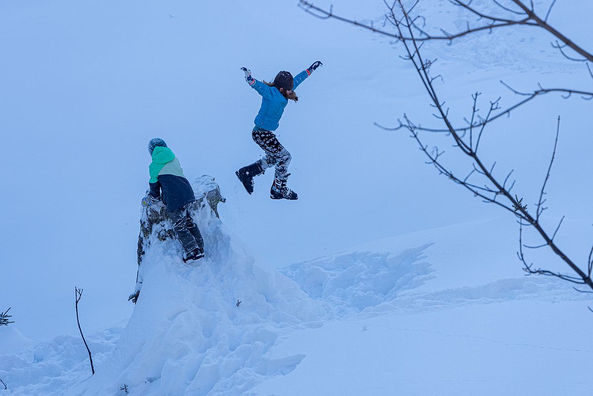 Etwa ein Meter Schnee erlaubt auch größere Sprünge