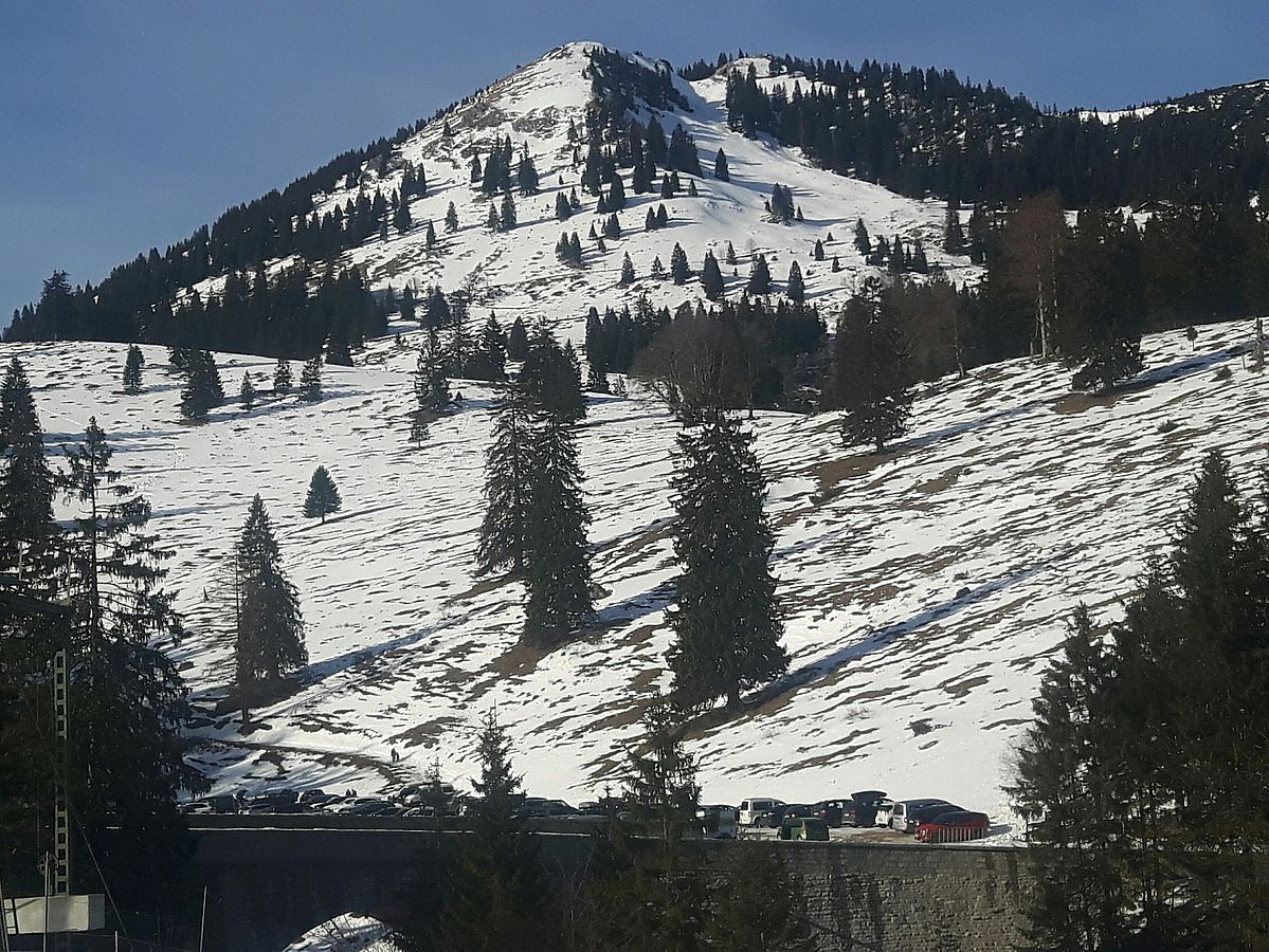 Lückenhafte Schneedecke im unteren Teil